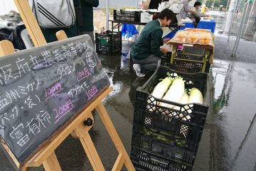 堺市立人権ふれあいセンターにて野菜や果物を生徒が販売