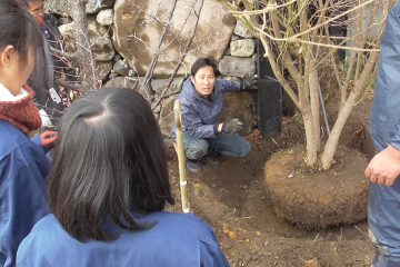 伝統的な日本庭園技能を未来へ　滝石組講習見学